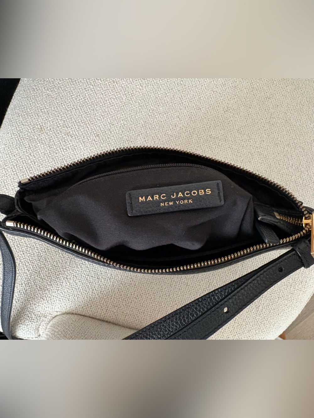 Marc Jacobs Black Pebbled Leather Wallet with Gold Logo - Picture 8 of 8